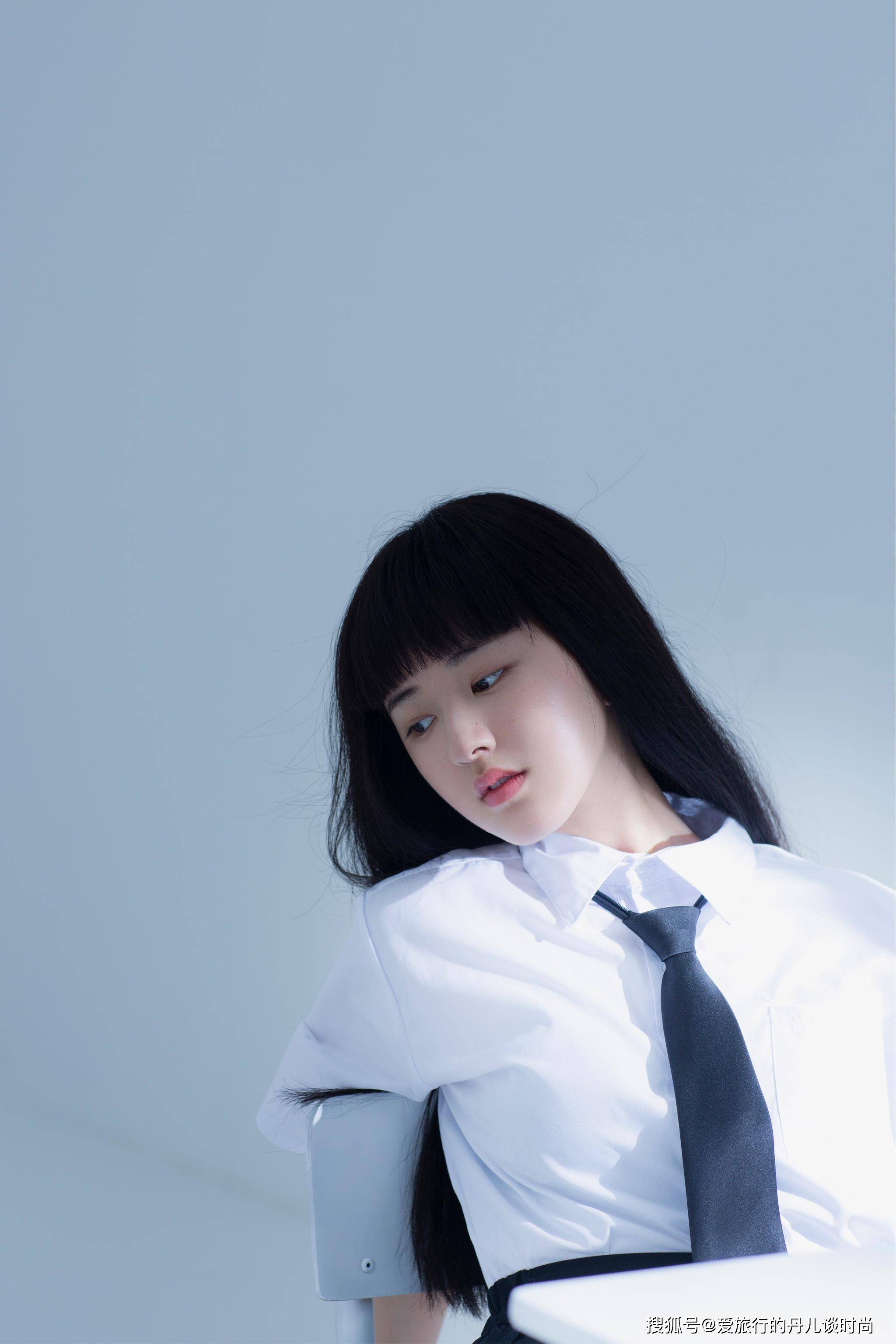 短裙 赵露思身穿白色衬衫搭配黑色短裙，齐刘海造型尽显高冷气质