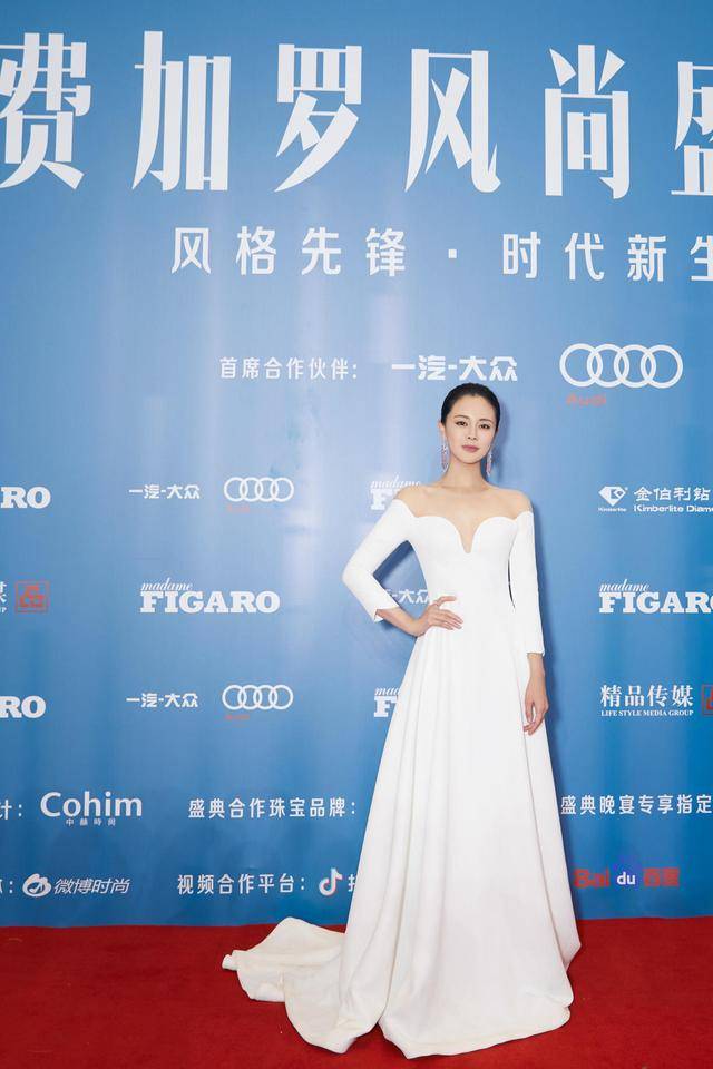 实力 关悦美到不敢认，身穿红色西服套装干练时尚，扎丸子头实力减龄