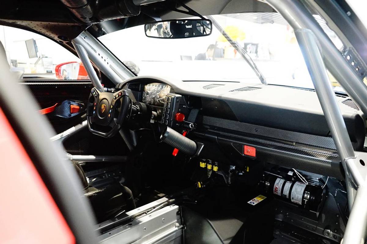 结构也异常简单,相比之前911赛车副驾驶有诸多的电子控制设备,这台车
