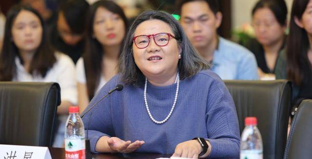 黑色 洪晃晒老公近照!打耳钉比前夫陈凯歌时髦,女儿更潮染渐变绿头发