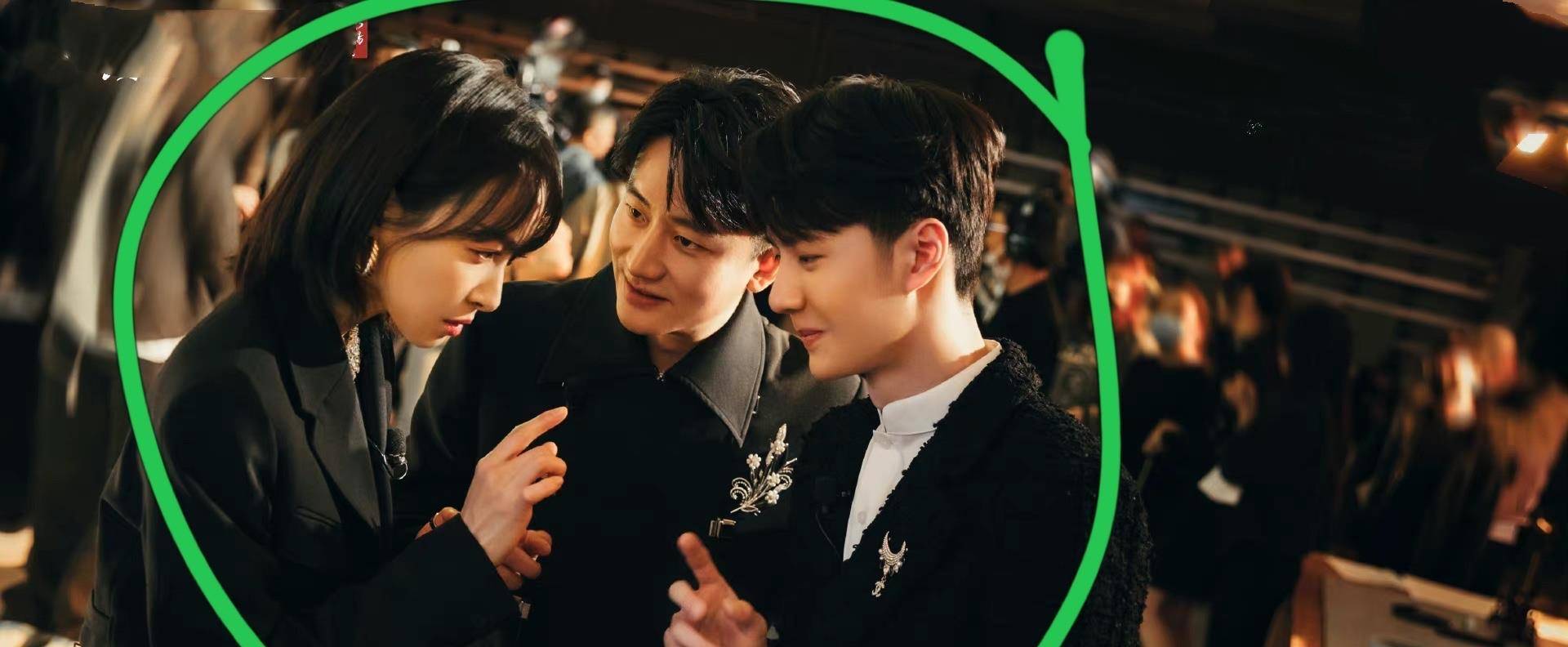 身份|精彩了!王一博和宋茜、黄轩互换身份,三人自画像有点潦草