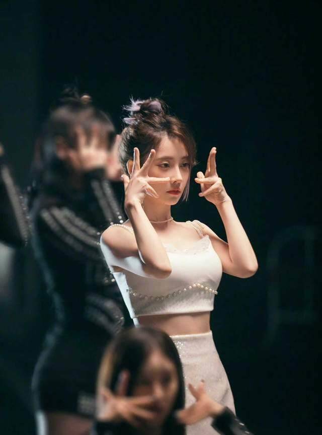 新歌|宝藏歌手冯提莫,新歌MV反差萌惊呆众人眼眸!