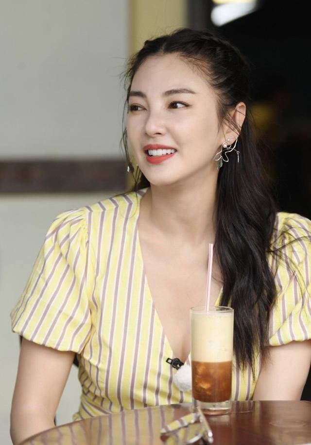 张雨绮 有种 “发育过猛”叫张雨绮,穿深V衬衫裙凹凸感十足,身材太绝了