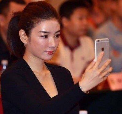 眼睛黄奕的脸怎么了？
