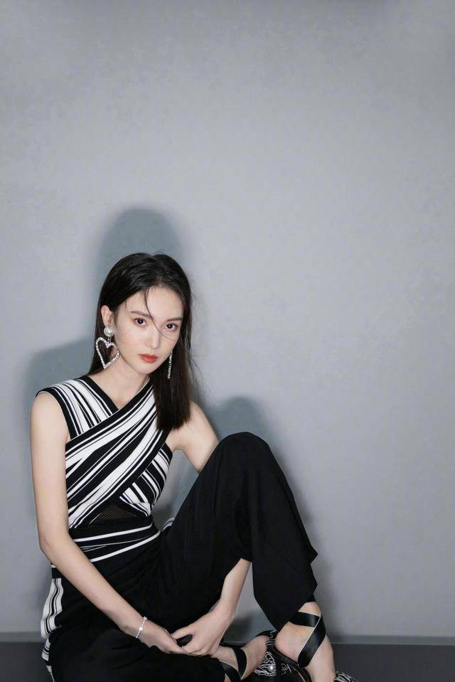 进行 29岁的金晨气质开挂!穿交叉设计上衣个性十足,故意秀蚂蚁腰撩人