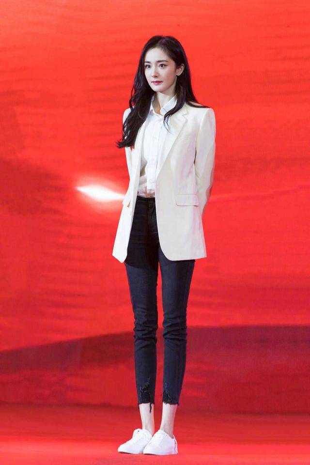 卫衣 杨幂“蚂蚁腰”就是漂亮，身穿抹胸连衣裙凹凸感十足，被惊艳到了