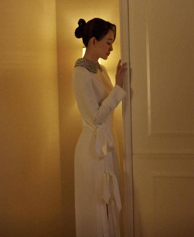 深棕色 43岁的李小冉气质“迷人”，身穿长款印花西服搭配高筒靴，美呆了