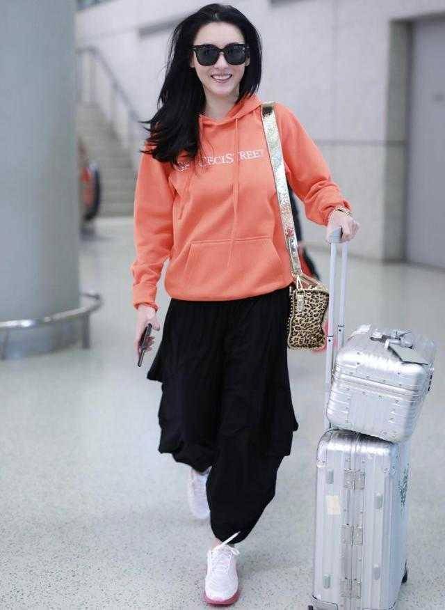 黑色 张柏芝果然会穿,一件卫衣搭配阔腿裤减龄时髦,一点不像三娃的妈