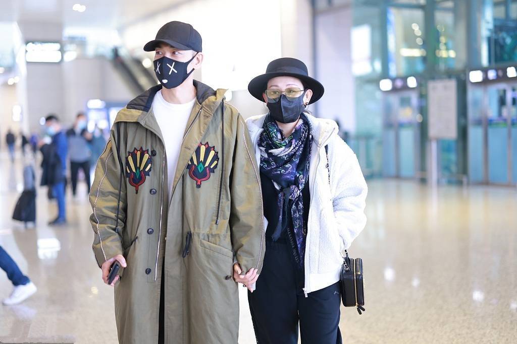 廓形 赵文卓夫妇现身,50岁打扮清爽似少年,与小9岁妻子同框似姐弟