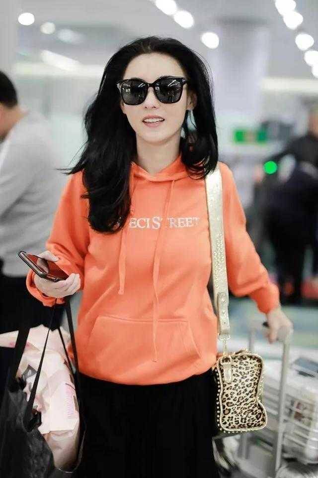 黑色 张柏芝果然会穿,一件卫衣搭配阔腿裤减龄时髦,一点不像三娃的妈