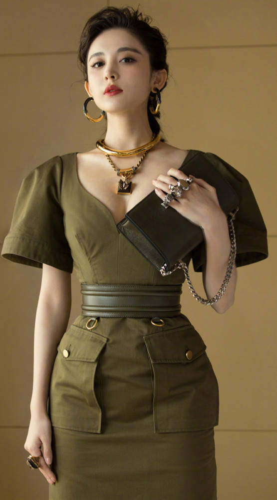 黑色 不愧是民族顾念,一袭土味裹胸吊带长裙都穿出了造型感