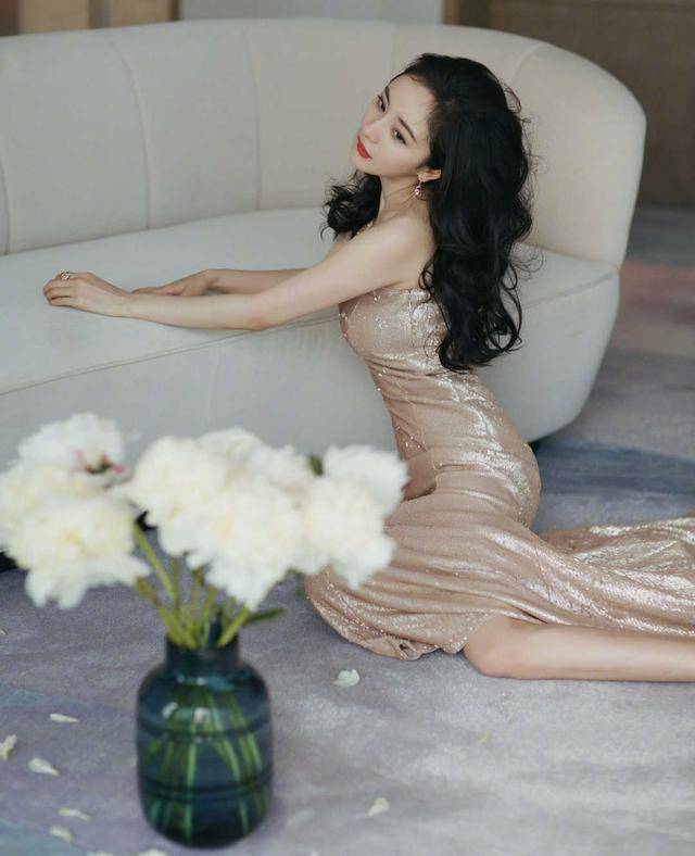 高跟鞋 有种“凹凸身材”叫杨幂，穿亮片包臀连衣裙凹凸感十足，身材绝了