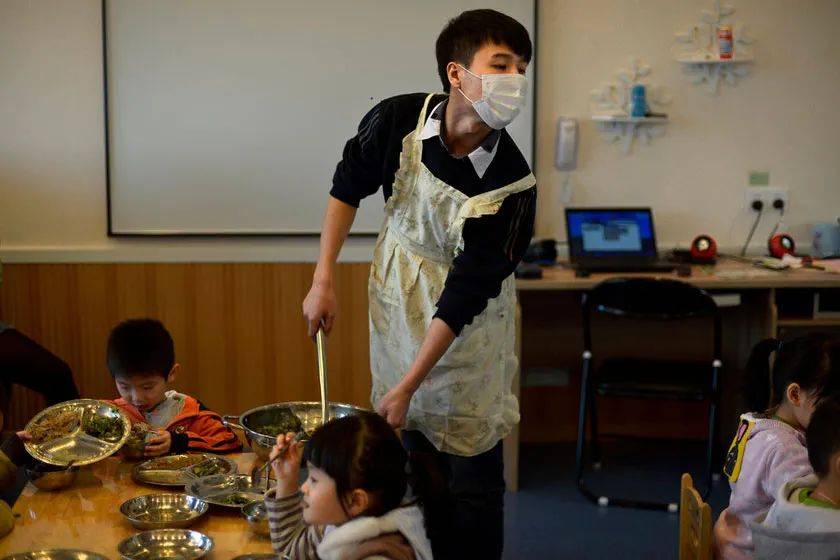 男幼师|幼儿园男老师考核现场，超萌舞蹈逗乐女老师： 画面过于可爱