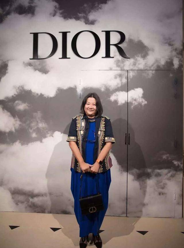 黑色 洪晃晒老公近照!打耳钉比前夫陈凯歌时髦,女儿更潮染渐变绿头发