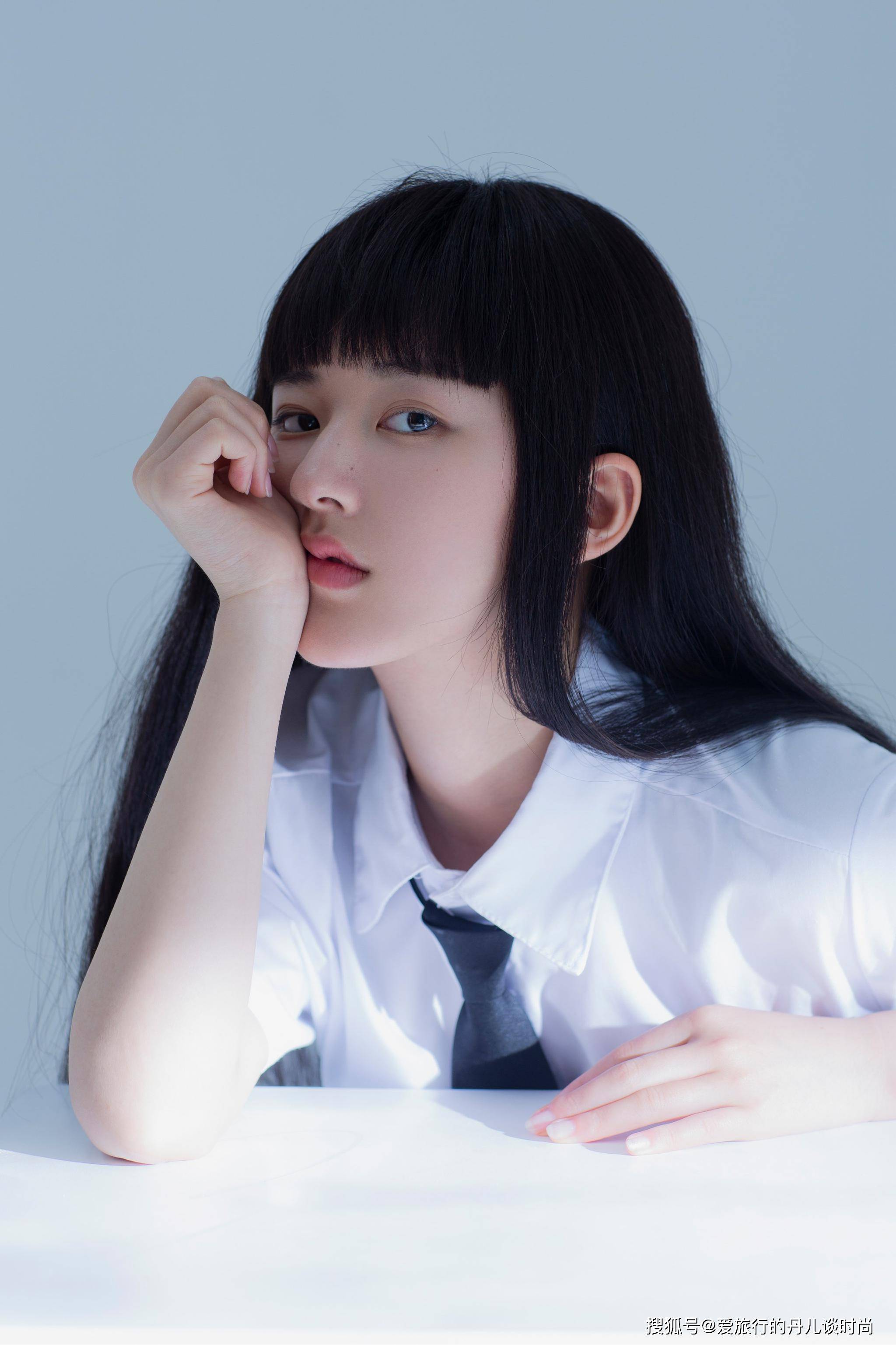 短裙 赵露思身穿白色衬衫搭配黑色短裙，齐刘海造型尽显高冷气质