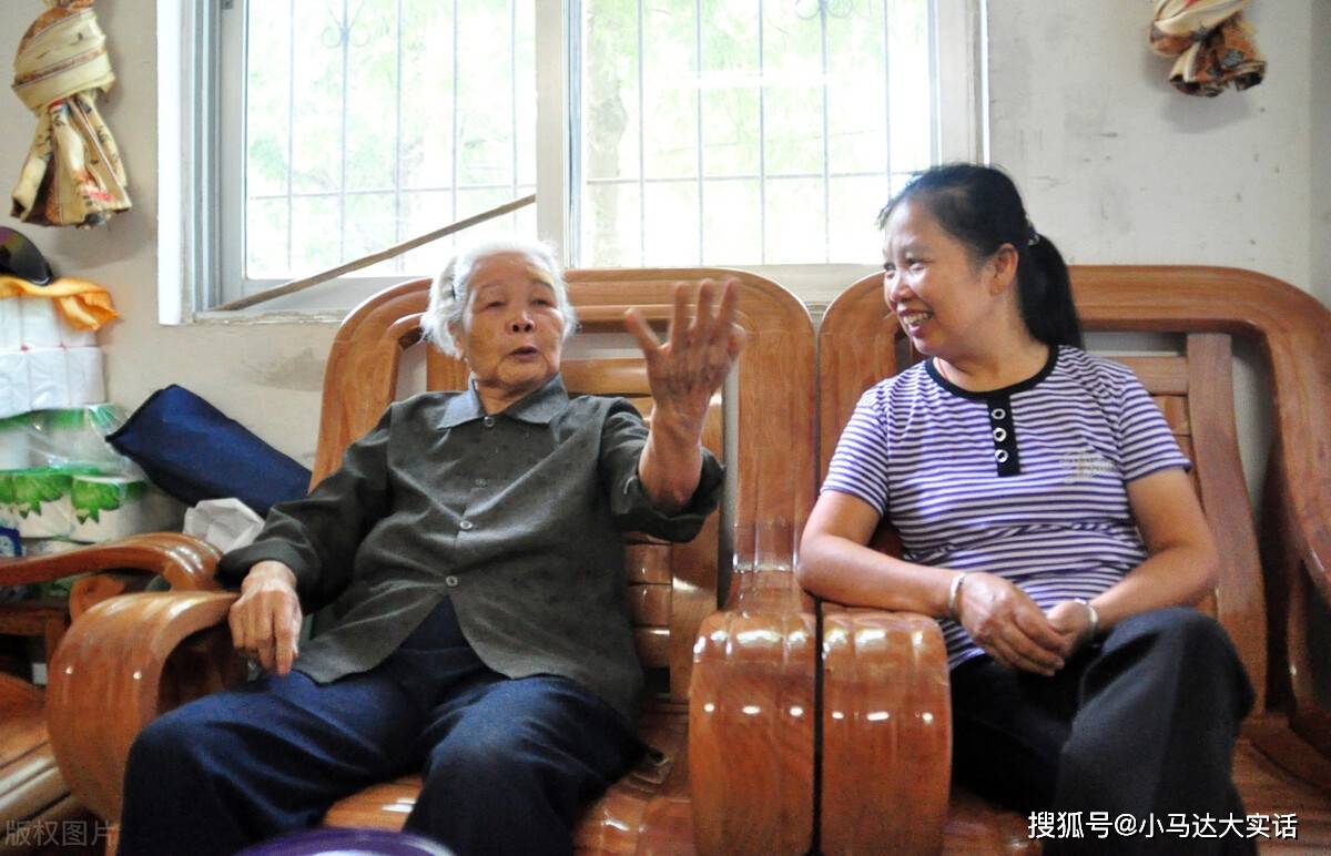 78岁老人:肥水不流外人田,请儿媳做保姆,远比请外人伺候要舒心_老伴