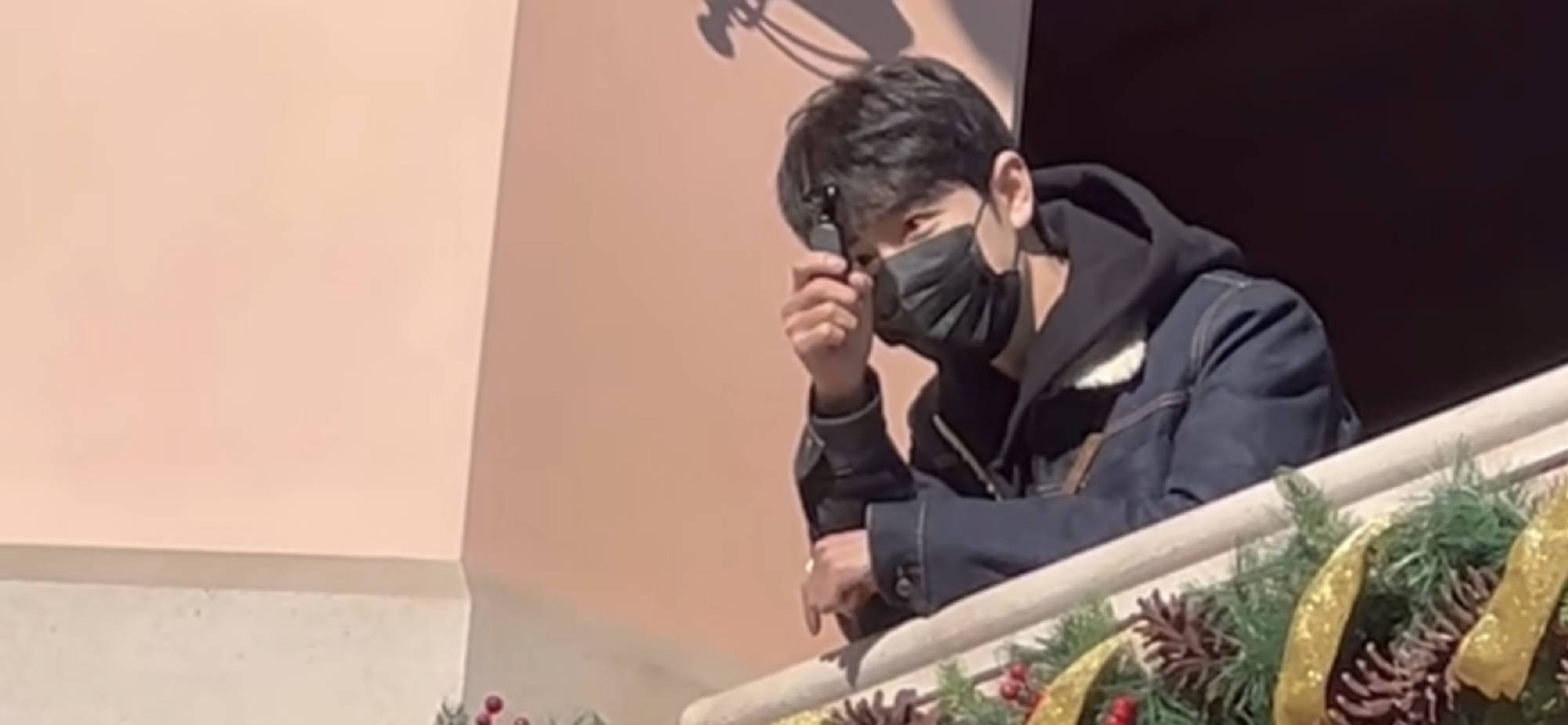 肖战游环球影城城堡2楼向人群挥手梦回19年迪士尼随音乐扭动大笑很