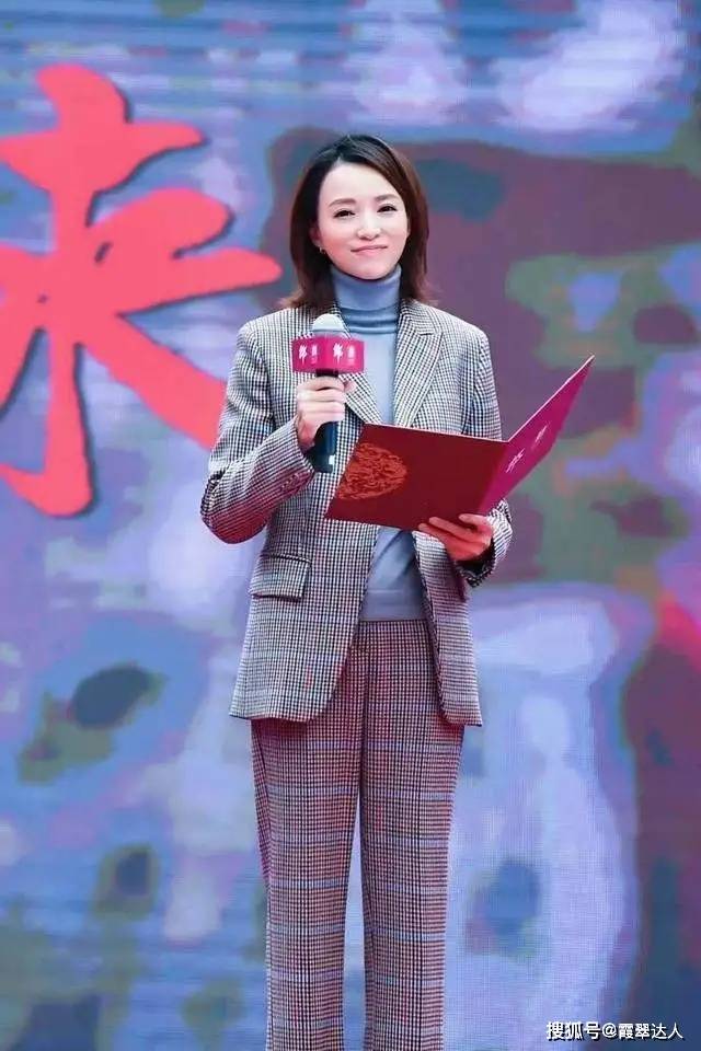 见过大场面的女人，穿大衣很少配打底裤，不得体！看她们你就懂了