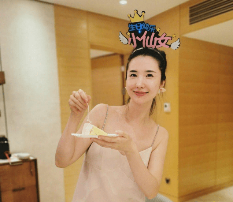 摄影 董花花去摄影馆,外形被指旺夫,张大奕晒照被发现许久未换新美甲