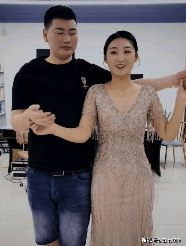 美女拉条幅示爱朱单伟:世上好女千千万,不止一个叫亚男,娶我吧_陈亚男