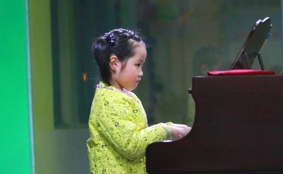 小视频孩子给妈妈化妆，比得上美妆博主，网友：这娃平时没少造