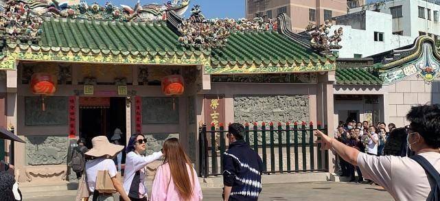 男生 谢霆锋真是中年型男，印花毛衣配“乞丐裤”，看脸真不显老