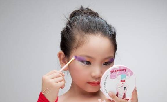 小视频孩子给妈妈化妆，比得上美妆博主，网友：这娃平时没少造