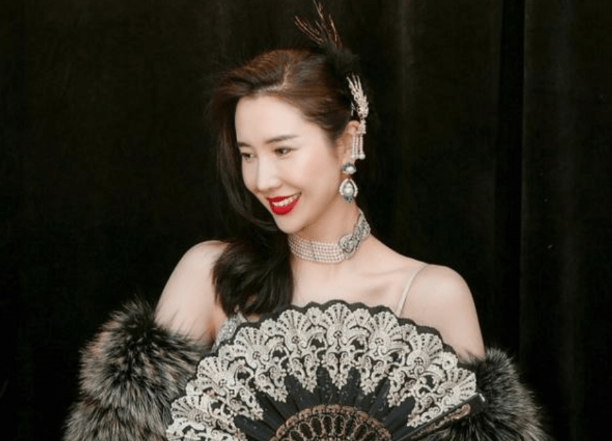 摄影 董花花去摄影馆,外形被指旺夫,张大奕晒照被发现许久未换新美甲