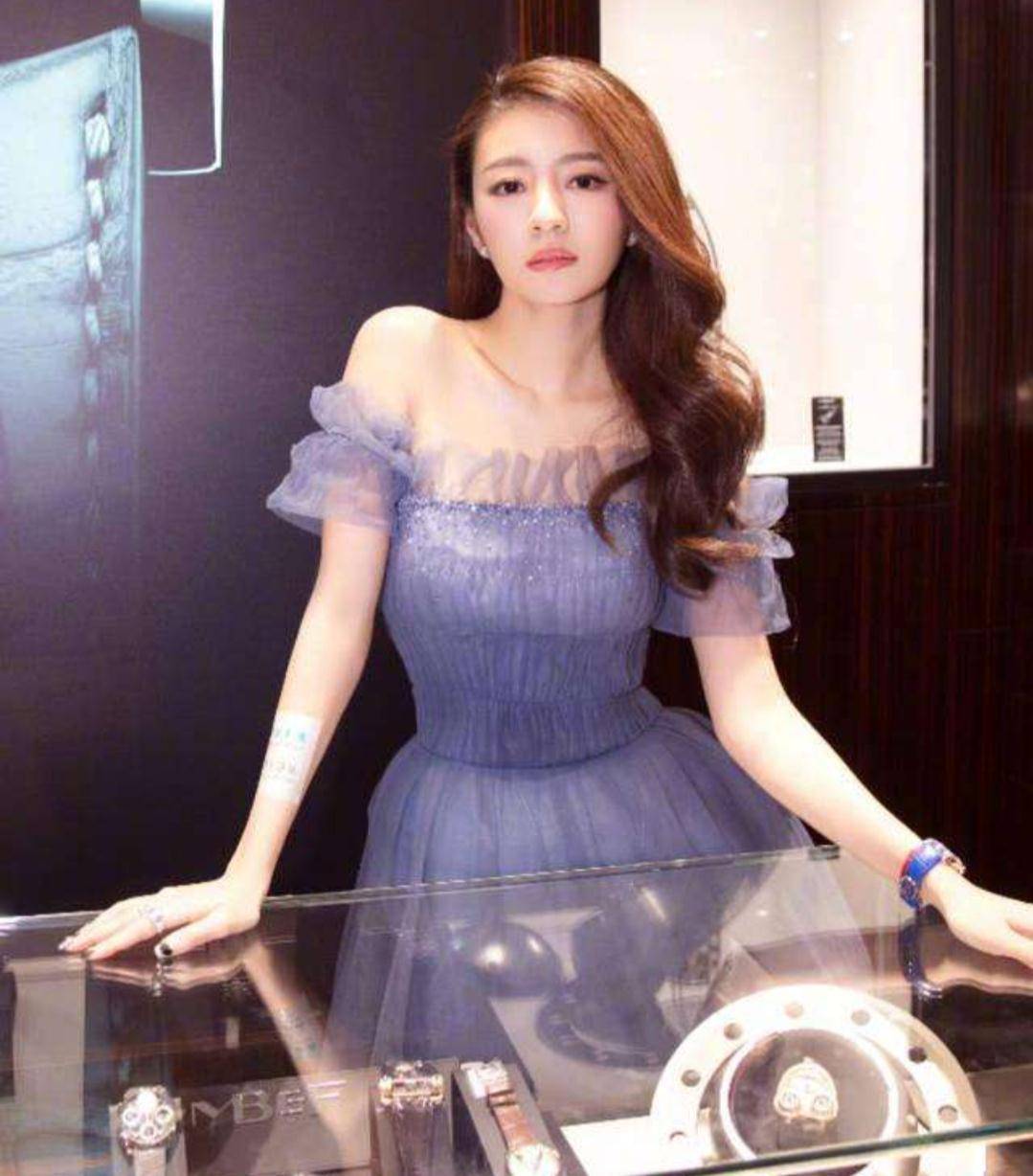 身材 她是剧中霸气侧漏的独孤般若，也是生活中时尚妩媚的安以轩