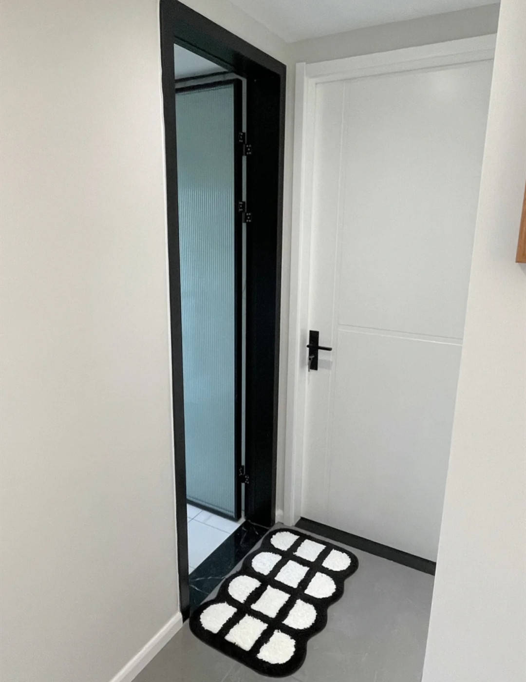 卫生间地面铺完瓷砖比客厅地面高3公分,这正常吗?