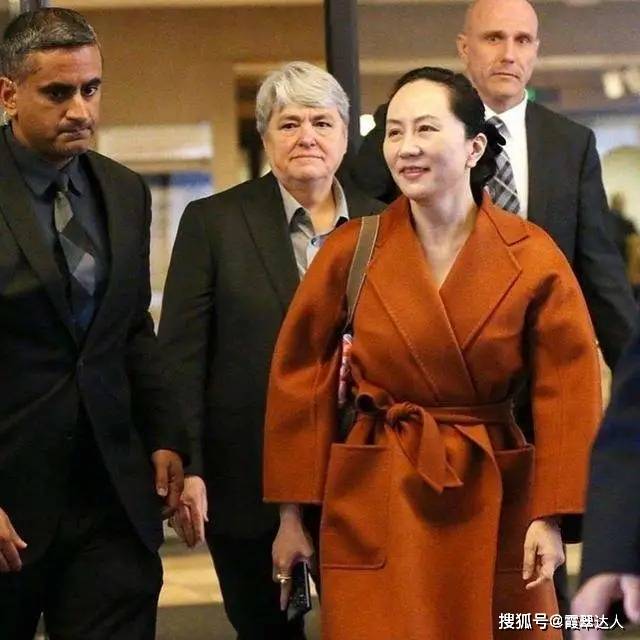 见过大场面的女人，穿大衣很少配打底裤，不得体！看她们你就懂了