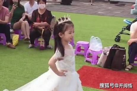 小孩子走t台教学 b4b9fc1a5f2540f38732e8e5d5b0fde5.jpeg