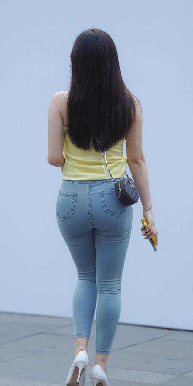 优雅浪漫的紧身牛仔裤小姐姐彰显成熟女人味随意搭配就很美