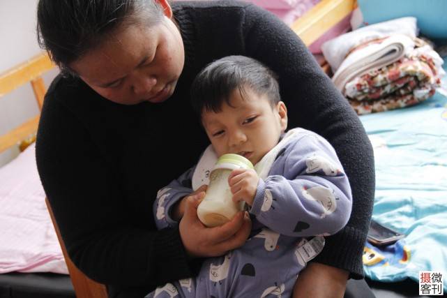 丈夫|年轻妈妈患重病选择放弃，和丈夫商量先救儿子