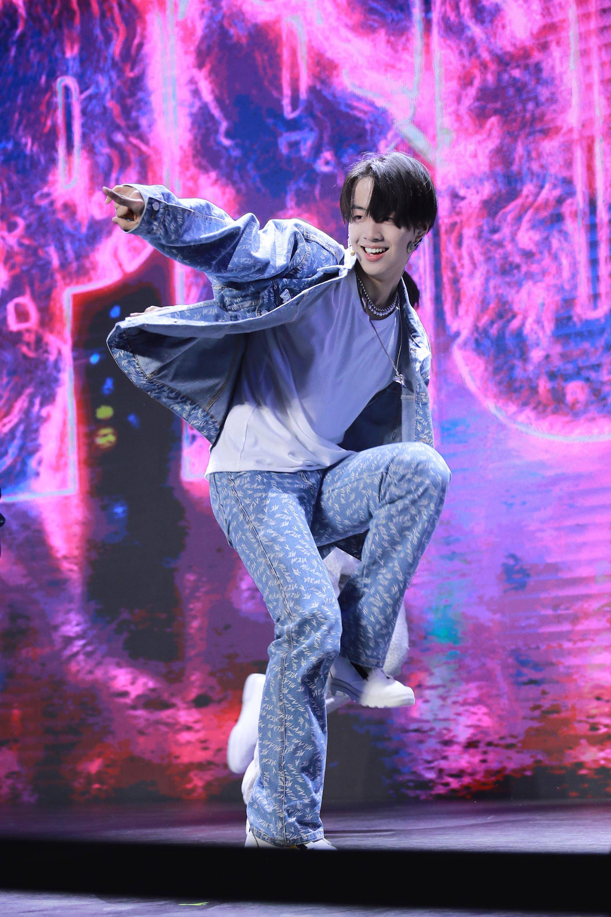 旋律抓耳,节奏欢快,由成员们亲自填写的歌词充分展现了他们阳光,热情