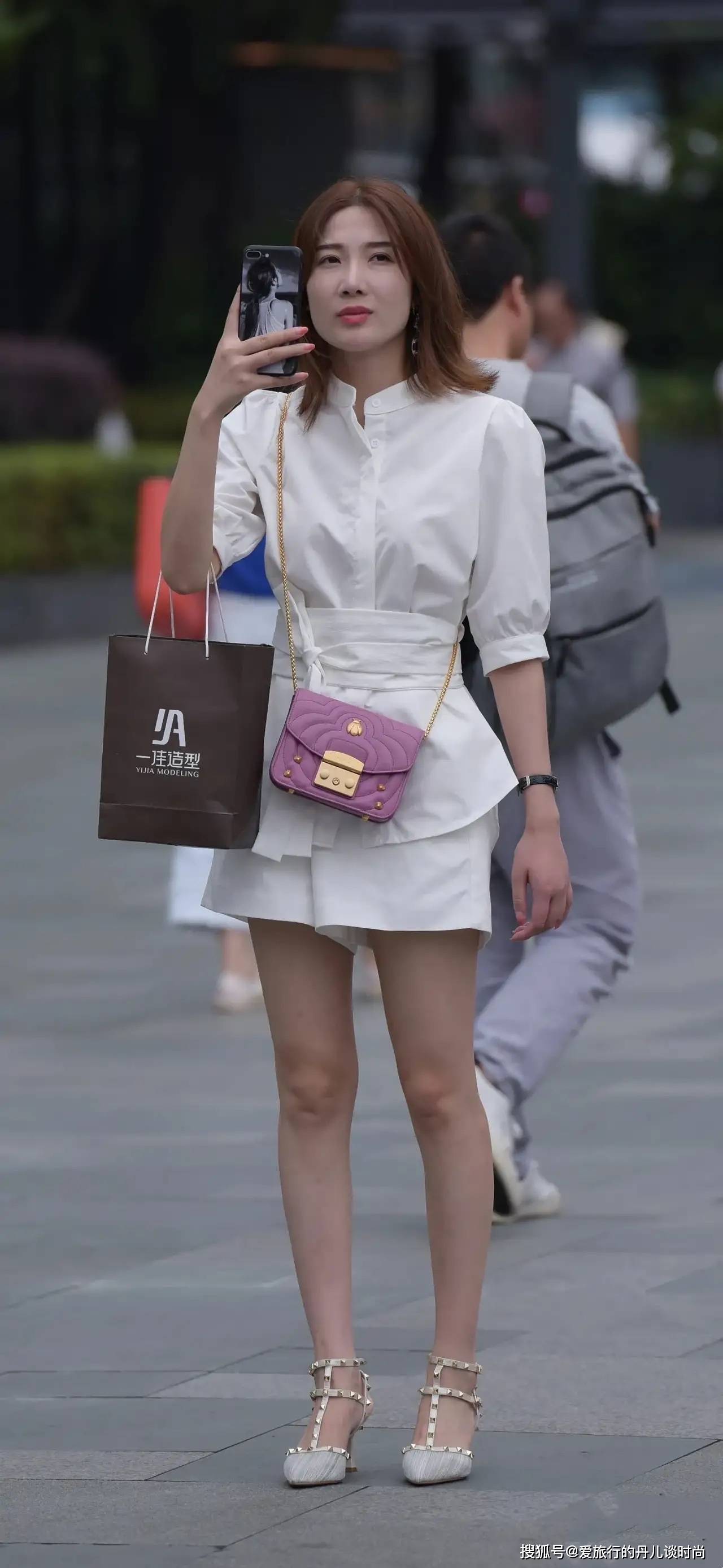 时尚 小姐姐身穿白色长款衬衫搭配白色休闲短裤，清新又时尚