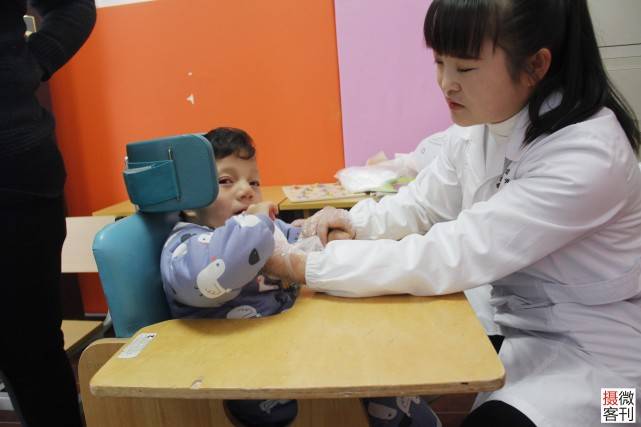 丈夫|年轻妈妈患重病选择放弃，和丈夫商量先救儿子