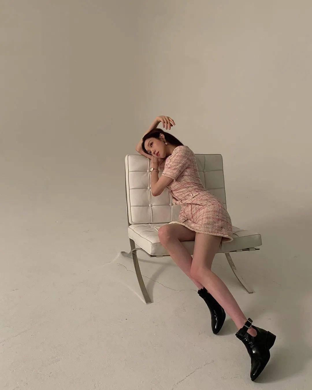 身材”韩国美妹“李圣经：肤色白皙，五官精致，穿搭风格低调且有涵养