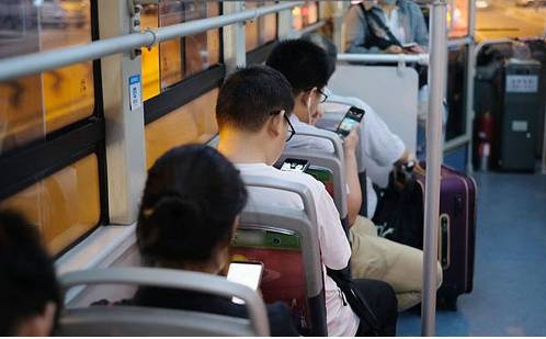 低头族随处可见,拿什么拯救你的颈椎?_手机_膏药_姿势