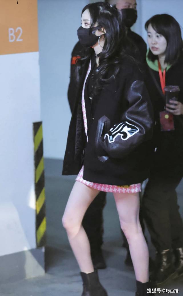 黑色 杨幂仪态进步太多，私服状态好到爆炸，皮肤白到发光