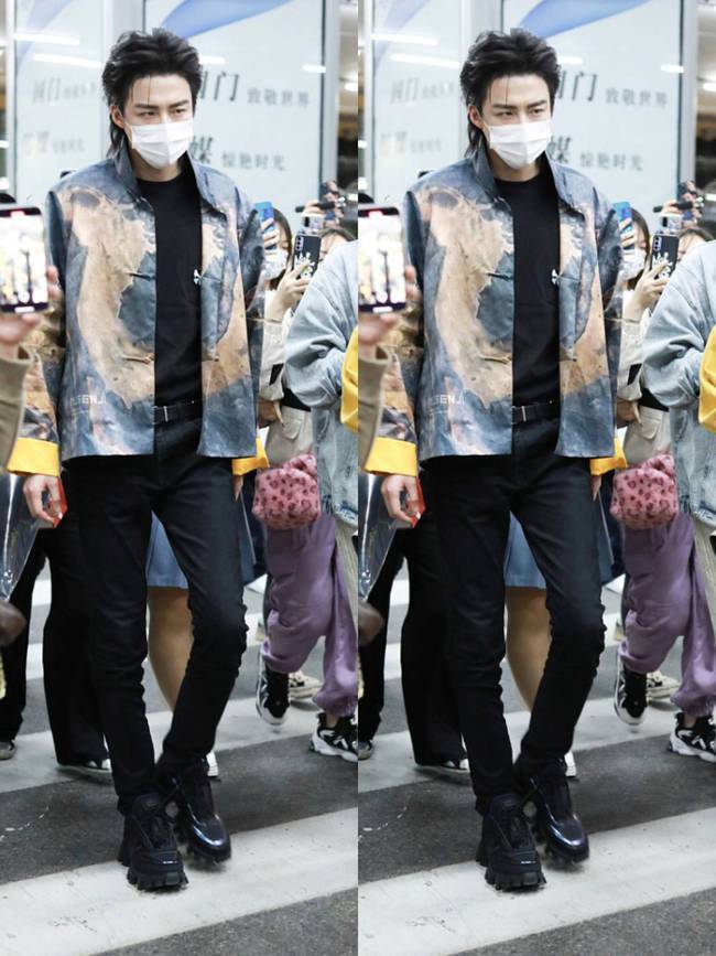 背头 穿着扎染衬衫有个性，梳背头挺有气场的