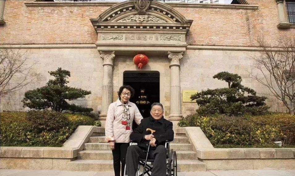 杜美如是上海皇帝杜月笙最疼爱的女儿,她的母亲则是有着冬皇之称的