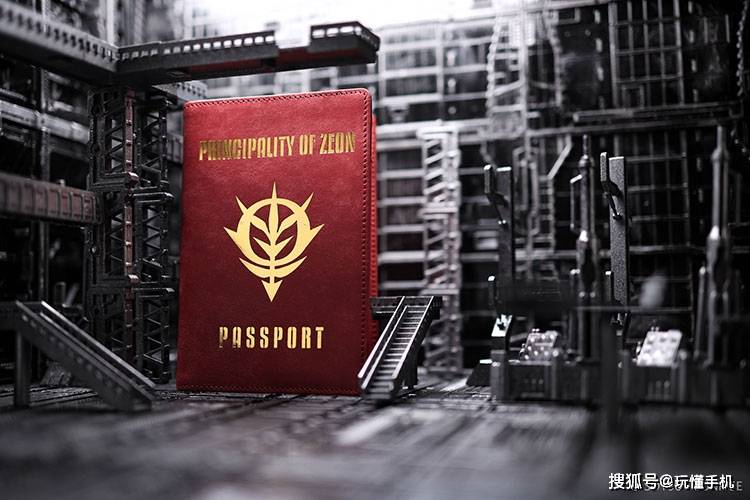 以护照套为例,元祖高达款采用了原著的经典配色,封面印有联邦军标志