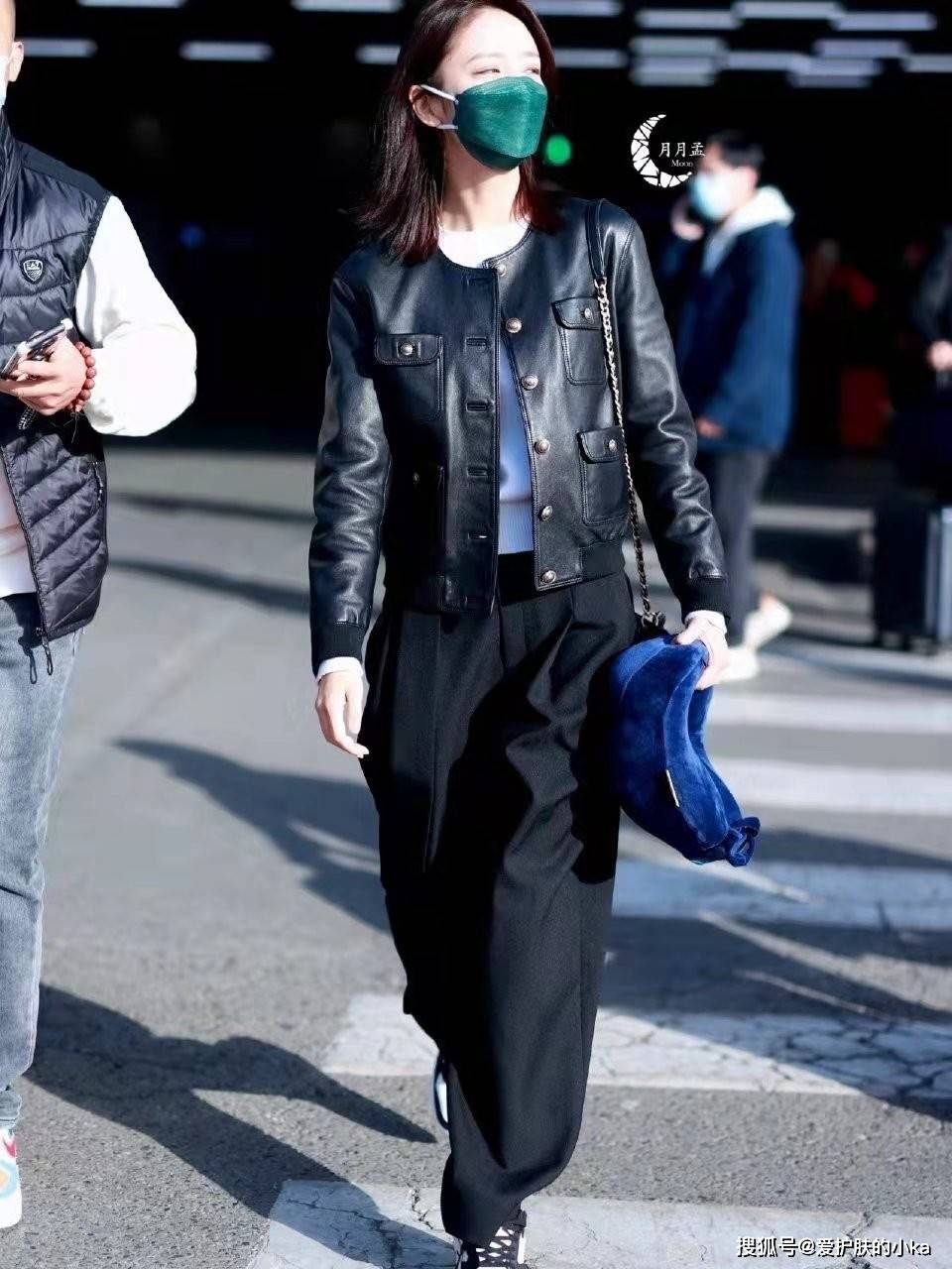 小熊 佟丽娅这身造型好粉嫩，天蓝色小熊外套配粉色暖手宝，少女心满满