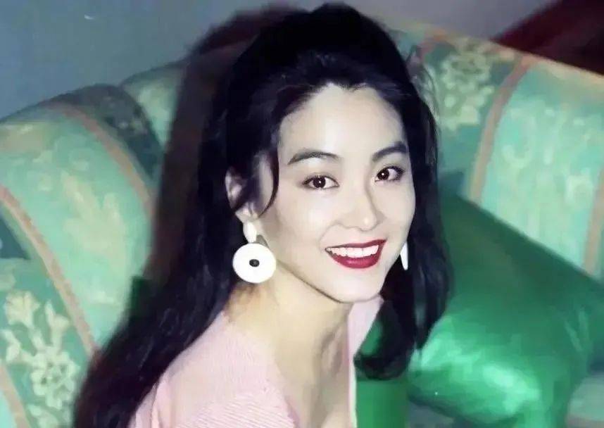 何赛飞10位自然衰老的中老年女星，皮肤松弛满面皱纹，但比整容脸舒服
