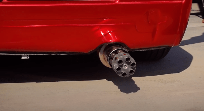 老外脑洞真大,将汽车排气管改成加特林枪管样式,点火后还能旋转_声浪