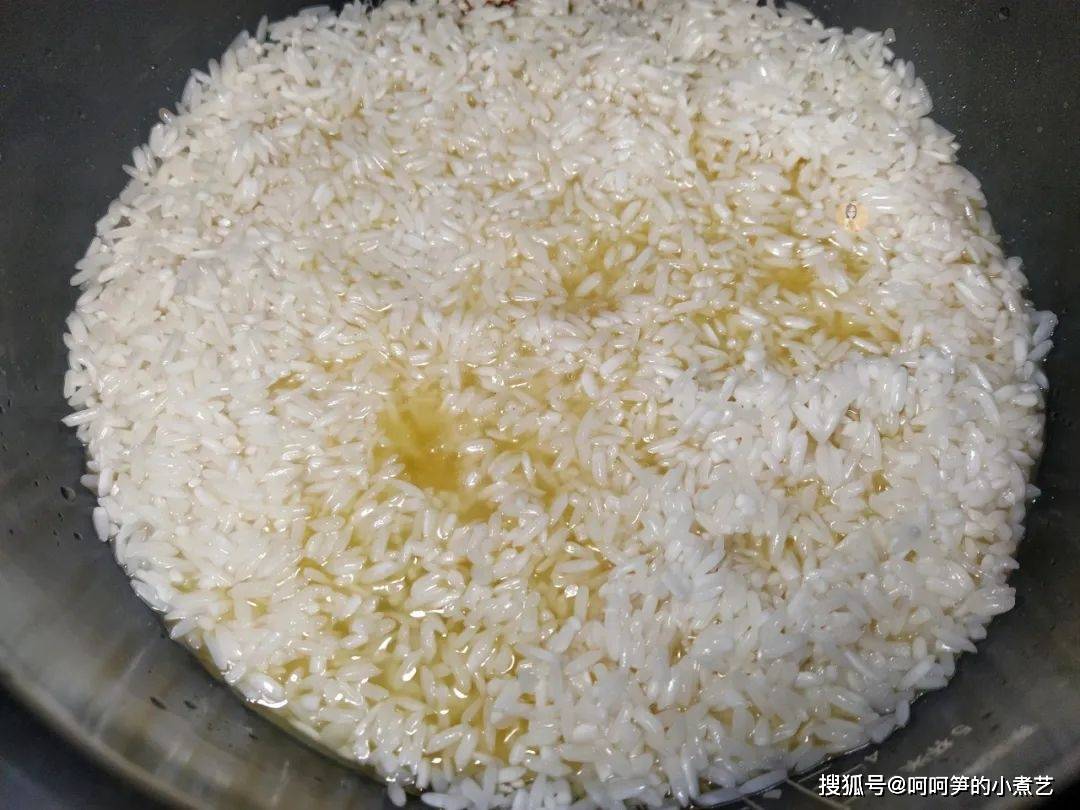 胡萝卜|想吃羊肉抓饭不用去新疆，教你在家用电饭煲做，香气扑鼻好味道