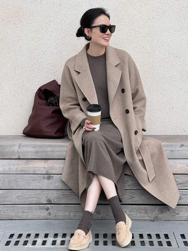 身材 今冬试试“针织连衣裙+大衣”，让你既有风度又有温度，温暖优雅