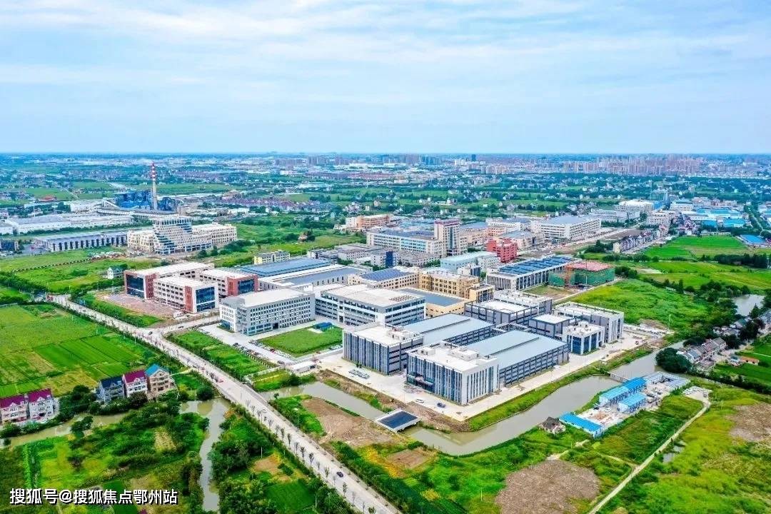 區域內建設有特色騎樓,海綿公園,智慧停車場等設施,更有綠道環繞,環境