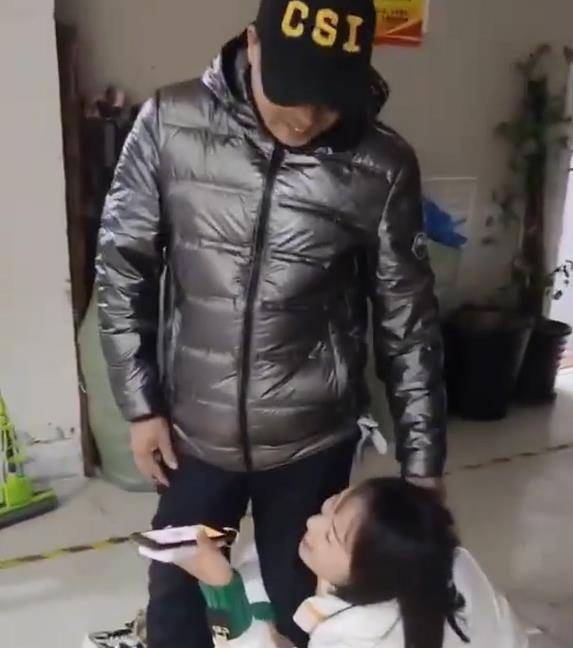 关系|江苏30岁侄女跟小叔要零食,坐地上抱大腿,小叔无奈表情逗乐网友